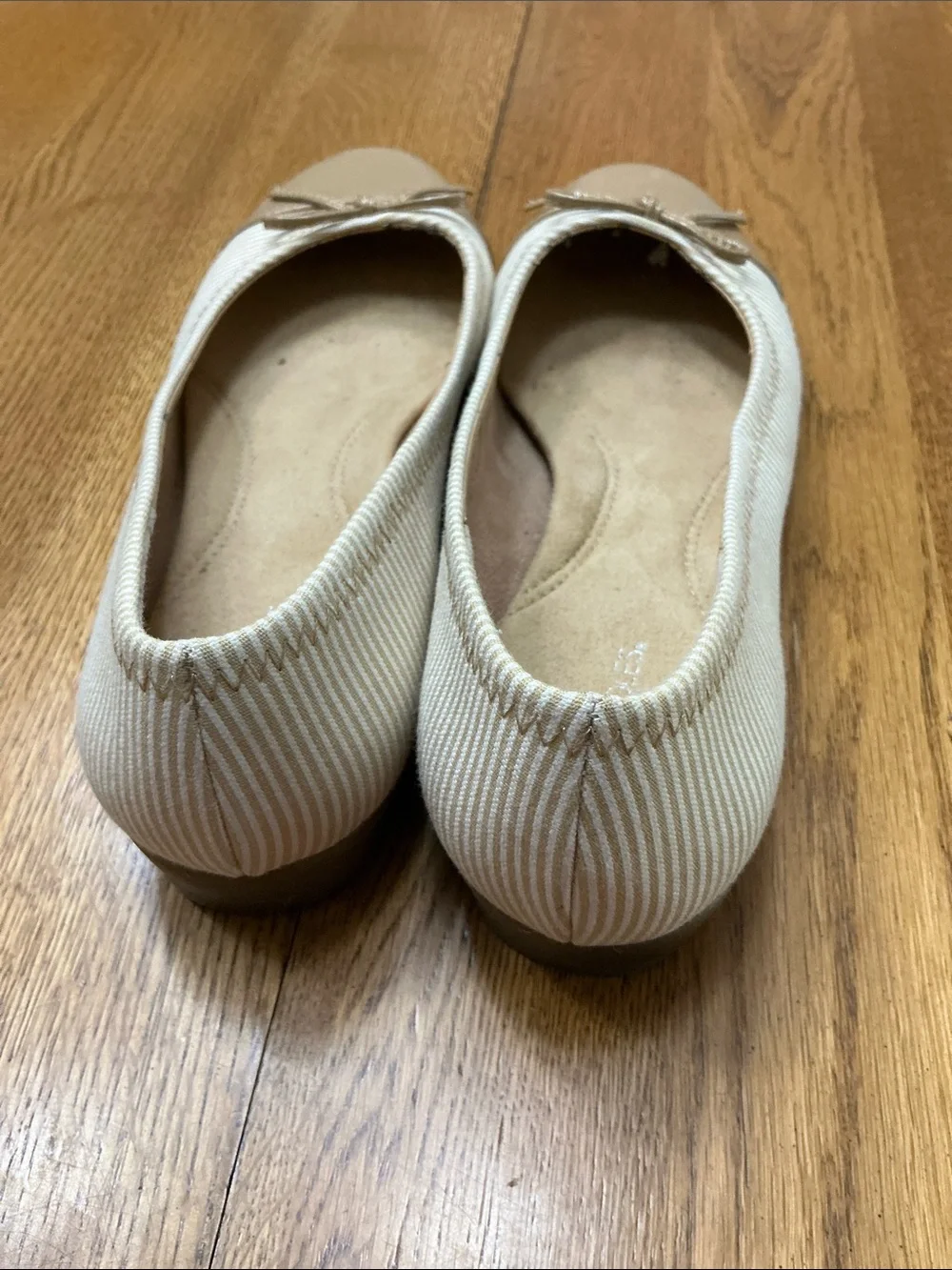 Woman’s AEROSOLES tan/white stripe flat with toe cap. Size 8.5. Bow.